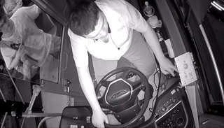 Тошкентда йўналиш давомида телефондан фойдаланган автобус ҳайдовчиси узр сўради