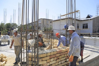 Жиззахда тўлов ҳужжатларига асоссиз қўшиб ёзилган, Андижонда бажарилмаган ишлар ҳисоботга киритилган, Хоразмда “замҳоким”нинг укаси тендер ғолиби