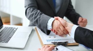 Тадбиркор ва фуқароларнинг 51 000 АҚШ долларини қўлга киритган фирибгар аниқланди