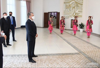 Шавкат Мирзиёев Нукус шаҳрида Опера ва бахшичилик мактабини бориб кўрди