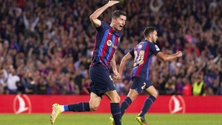 Шимон Марчиняк и Роберт Левандовски спасли «Барселону» от вылета