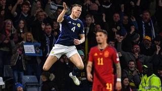 Дубль Скотта Мактоминэя нокаутировал Испанию