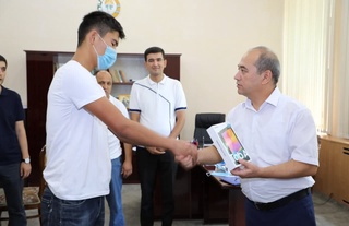 "Anklav hudud bitiruvchilariga planshetlar berildi"