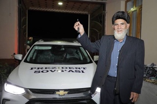 Prezident sirdaryolik otaxonga avtomobil sovgʻa qildi