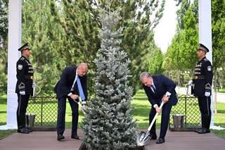 Президенты Узбекистана и Болгарии вместе посадили дерево