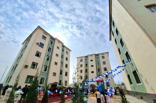 Surxondaryoda oʻqituvchi va shifokorlar hamda ehtiyojmand oilalar uchun 100 ta uy-joy foydalanishga topshirildi