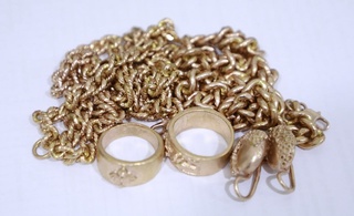 Божхонадан яширинча заргарлик буюмларини олиб ўтмоқчи бўлган фуқаро ушланди