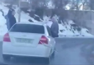 Тошкент вилоятида қизлар машинадан танасини чиқариб, хавфли ҳаракатлар қилди