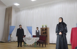 Студентлердиң атқарыўында А.П.Чеховтың “Айыў” спектакли сахналастырылды