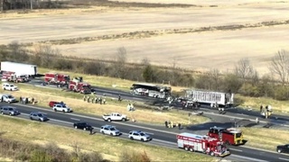 АҚШда юк машинаси мактаб автобуси билан тўқнашиб кетиши оқибатида уч киши ҳалок бўлди