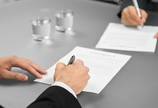 Ish beruvchining boshqa joyga ko'chishi mehnat shartnomasini o'zgartirishga asos bo'la oladimi?