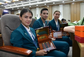 Министр обороны Узбекистана наградил призеров Олимпиады-2024 и их наставников