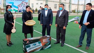 Школам Навои передали музыкальные инструменты и спортивный инвентарь