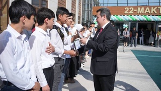 Sherzod Shermatov 20 nafar yoshga Raqamli texnologiyalar oʻquv markazlarida bepul taʼlim olishi uchun vaucherlar taqdim etdi