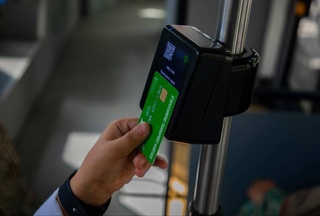 Термиз қаласындағы жәмийетлик транспортларда нақ пулсыз төлеў системасы енгизиледи