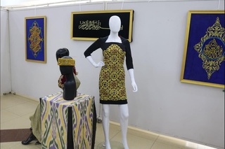 Зар кўйлакли қиз