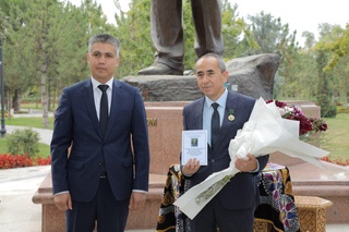 Ғафур Ғулом кўкрак нишони ўз эгаларига топширилди