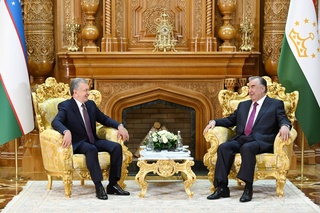 Ўзбекистон ва Тожикистон етакчилари икки томонлама муносабатларнинг долзарб масалаларини муҳокама қилдилар