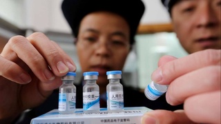 В Китае десятки людей арестованы за продажу поддельной Covid-вакцины