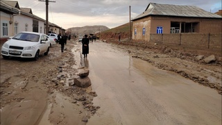 Qamashi togʻlarida sel kelishi kuzatildi: Yoʻllar tozalanib, harakat tiklandi