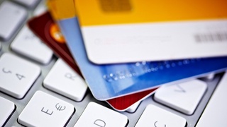 Танишларининг номига 47 та кредит расмийлаштирган "шоввоз"