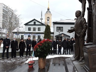 Ўзбекистон Биринчи Президентининг Москвадаги ҳайкали пойига гулчамбар қўйилди