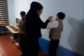 В Андижане уволили директора школы, избившую учеников