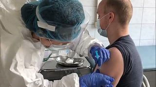 Россияда COVID-19 вакцинасини синовдан ўтказишда иштирок этган биринчи гуруҳга жавоб берилди