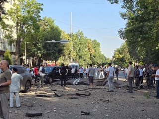 В Ташкенте на улице Глинка поврежден участок дорожного покрытия: движение временно перекрыто