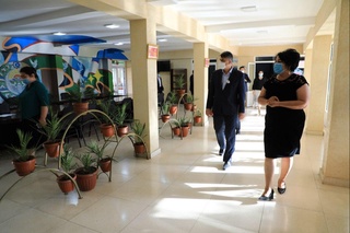 Спикер ўринбосари ҳудудлардаги фаолият юритаётган таълим муассасаларининг пандемия шароитига мослигини ўрганди