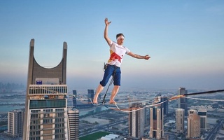 Sleklayner osmono'par binoda tortilgan tasma ustidan yurib o'tdi