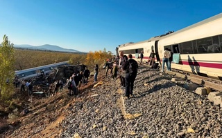 Испанияда поездларнинг тўқнашиб кетиши оқибатида 39 киши киши ҳаётдан кўз юмди