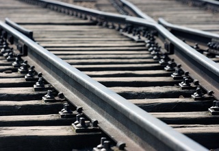 Чехияда йўловчи поезди юк машинаси билан тўқнашиб кетди