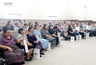 Samarqandlik yoshlar Adiblar xiyobonida