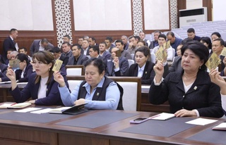 Сессияда турақлы комиссияларды дүзиў мәселелери додаланды