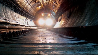 Женщина бросилась на рельсы в метрополитене