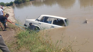 Surxondaryoda “VAZ-2106” kanalga tushib ketdi