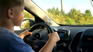 Андижонда 5-синф ўқувчиси мактабга автомобиль бошқариб келди