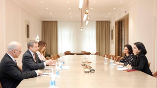 Саида Мирзиёева бо Эрик Мейер афзалиятҳои ҳамкории Ӯзбекистону Амрикоро баррасӣ намуд