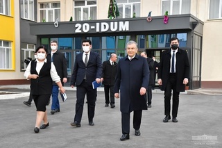 Шавкат Мирзиёев бо шароити муассисаҳои соҳаи иҷтимоӣ шинос шуд