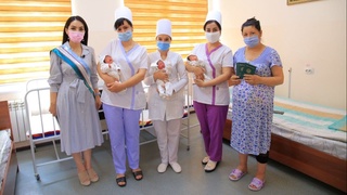 Навоийда уч эгизак чақалоққа туғилганлик тўғрисидаги гувоҳномалар сайёр тартибда топширилди