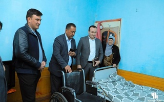 Yangihayotlik Muhtabar ayaga nogironlik aravachasi berildi