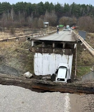 Moskva viloyatida Paxra daryosi ustidan o'tuvchi ko'prik qulab tushdi