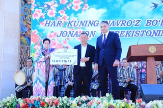 Осиё чемпиони Аббос Файзуллаевнинг ота-онасига Умра сафарига йўлланма берилди