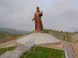 Ашхободда туркман мумтоз адабиётининг забардаст вакили Махтумқулига атаб улкан ҳайкал ўрнатилмоқда