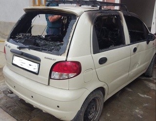 Ичида уч мурғак бола бўлган машина ёниб кетди