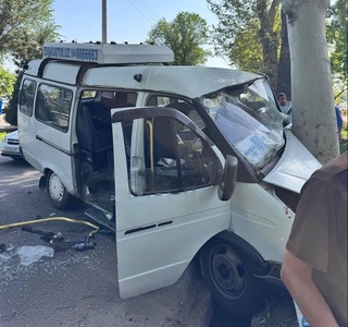 В Ташкенте водитель «Газели» не справился с управлением и врезался в дерево