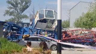 Новосибирскда қурилиш крани автомобиллар устига қулаб тушди