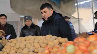 Наманганда ҳоким деҳқон бозорига бориб, нархларни ўрганди