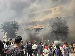 Rioters in Nepal set fire to the parliament building